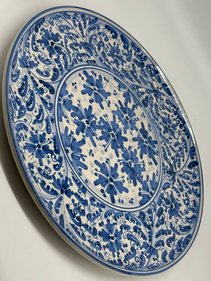 Serveringsfat i keramik med diameter 37 cm, Panarea-dekor från Ceramica Caltagirone för wholesale av DD Ceramiche Siciliane