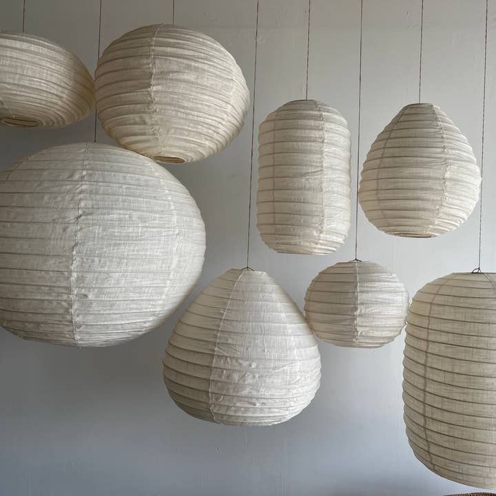 Office Objets - Wholesale Chandelier/Hanging Light - Medium round Japanese-style pendant light in rattan and natural linen D:4037