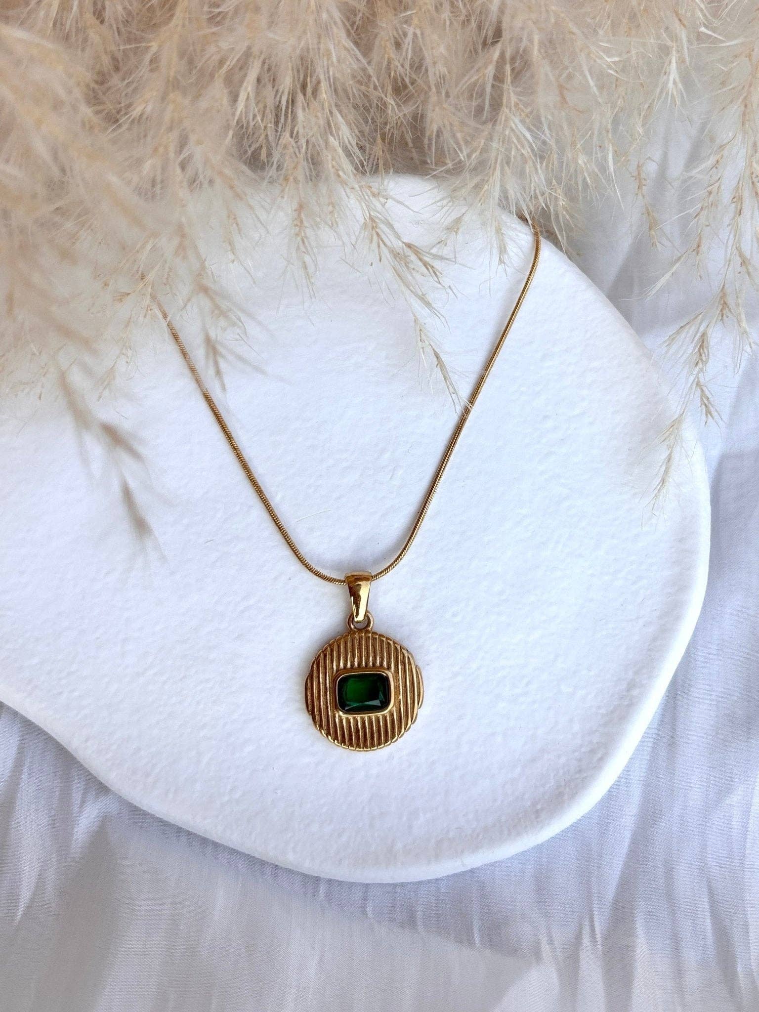 DUESTELLE ITALIA - Wholesale Pendant/Charm Necklace - Vintage Vogue - 18K Gold Plated Necklace3