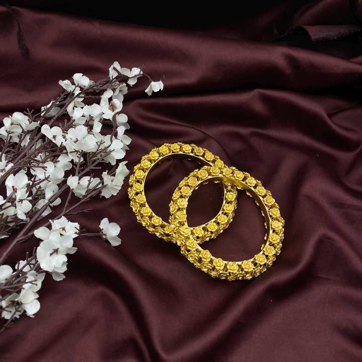 Vergoldete florale Kada-Armreifen mit 3D-Rosendesign für den Großhandel von Quirky Fashions
