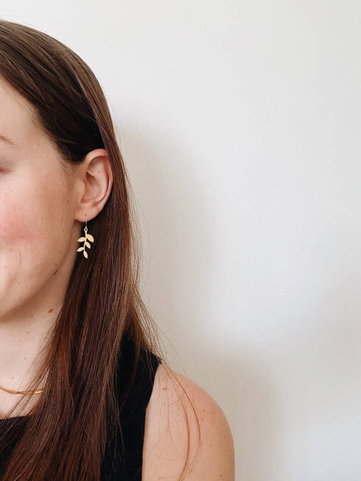 Messing hangende oorbellen, blad hangende oorbellen voor wholesale door Olive St Jewelry