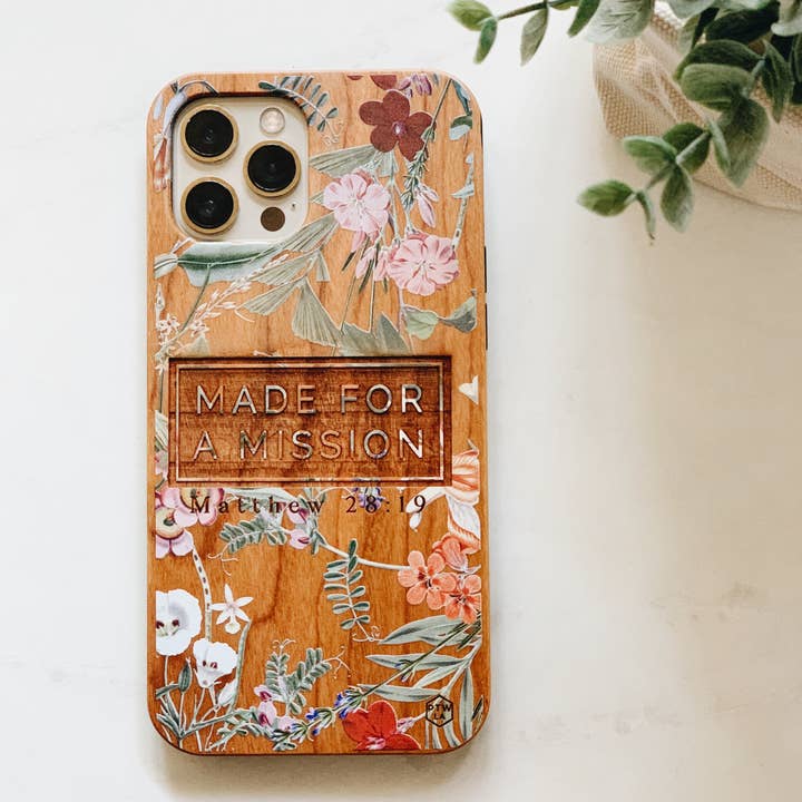 MADE FOR A MISSION - Étui de téléphone en bois pour la vente par Prone To Wander LA