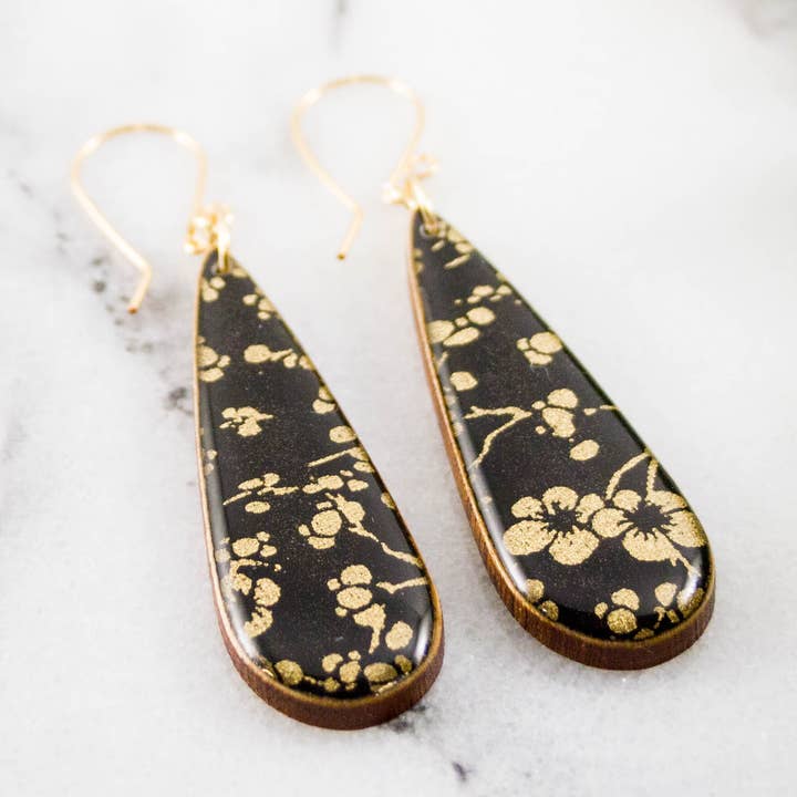 Boucles d'oreilles en forme de larme fleur de cerisier noir et or pour la vente par No Man's Land