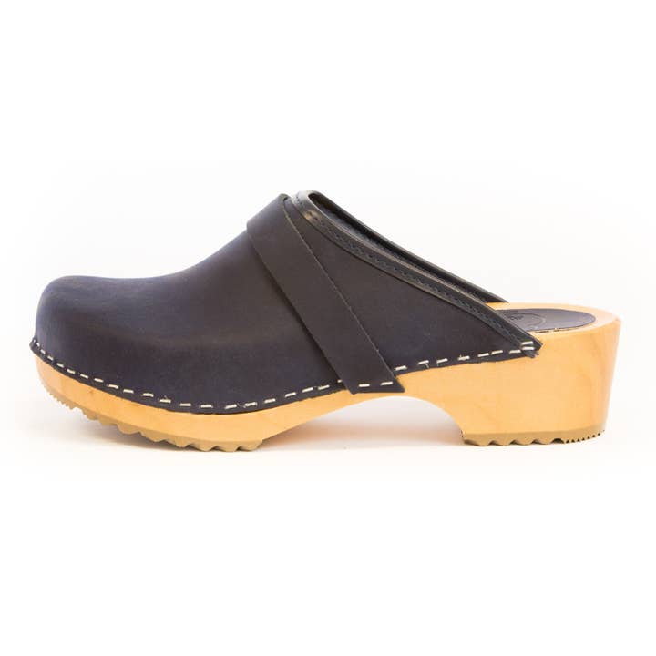 Zuecos Greta | Diseño de zueco sueco | Azul mate para venta al por mayor de Love of Clogs