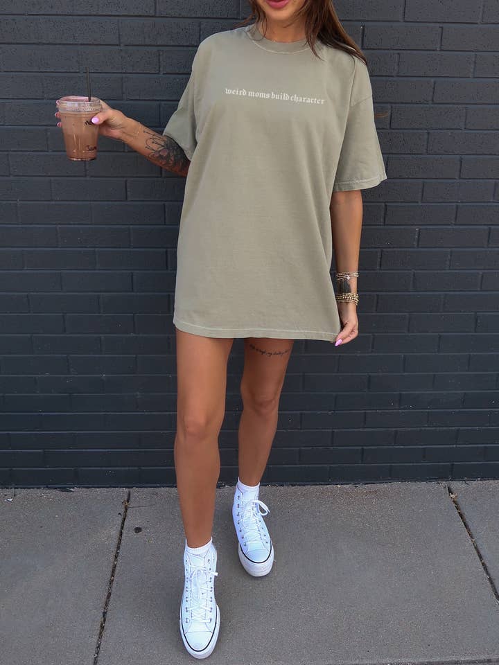 WEIRD MOMS T-SHIRT für den Großhandel von LOLA MAGNOLIA