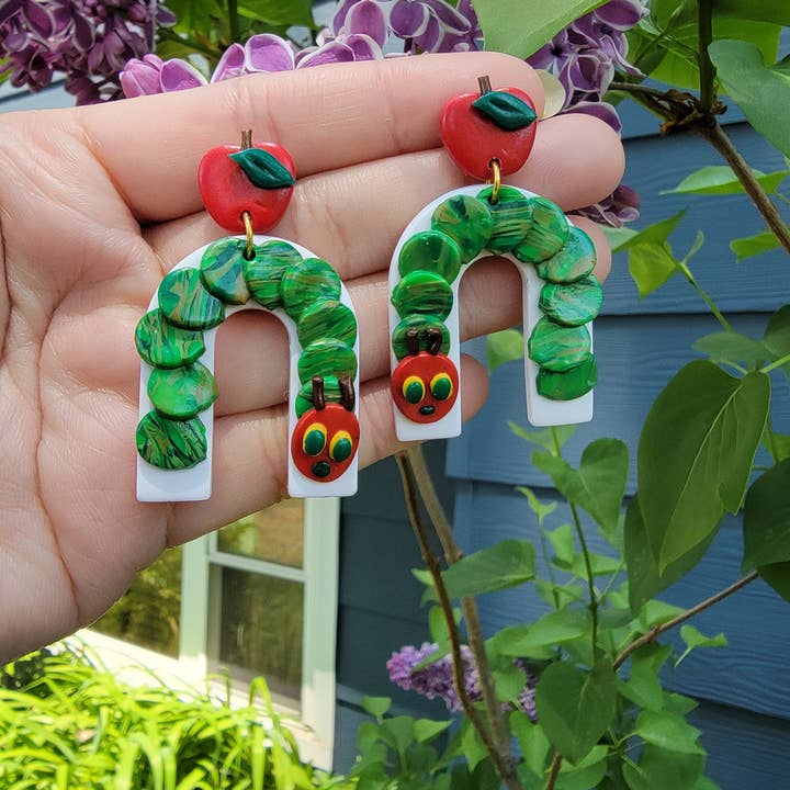 Pendiente Hungry Caterpillar | Pendiente inspirado en un profesor para venta al por mayor de Knotty4Klay