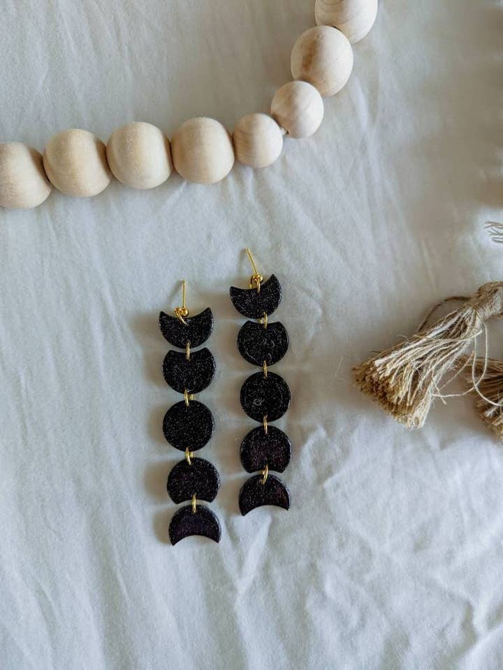 Månefaser Polymer ler øreringe for engroshandel hos Meraki Collective