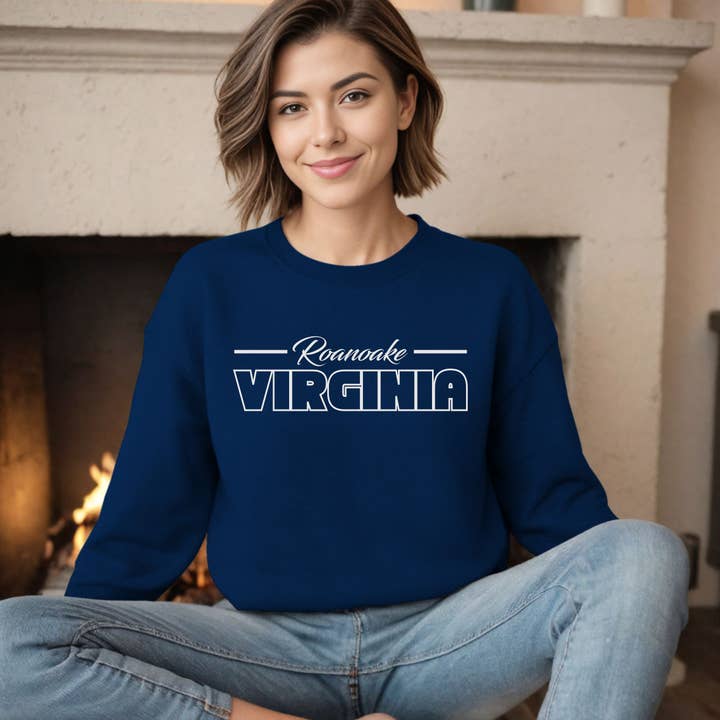 Trendy sweatshirt met blokkerige omtrek van stad en staat in aangepaste lettertype. voor wholesale door Bravo Glass