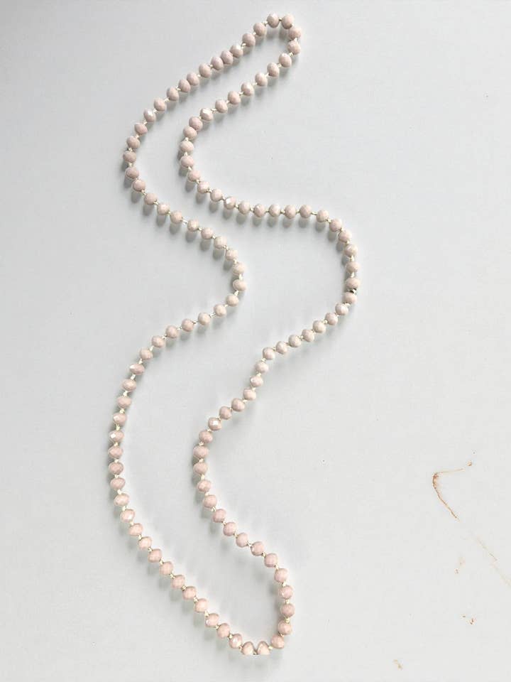 Collana di cristallo con ciondolo annodato a mano da 36". per la vendita all'ingrosso da parte di Ava Capri