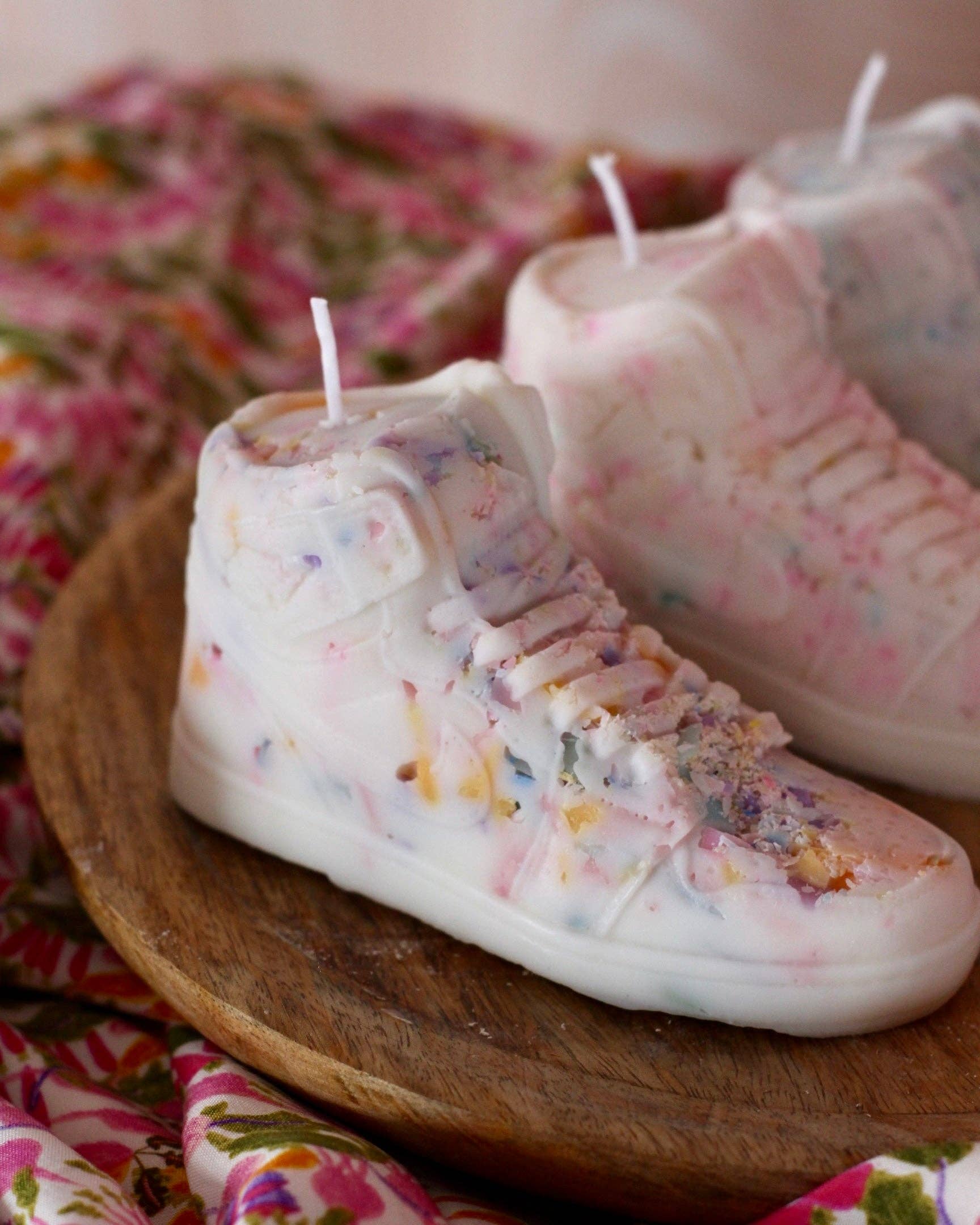 Meet me at the corner - Vendita all'ingrosso Candele regalo - Candela a forma di sneaker effetto terrazzo multicolore4