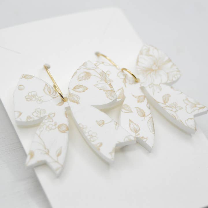 Pendientes acrílicos con lazo coqueto de estilo chinoiserie neutro para venta al por mayor de The Adorned Fox