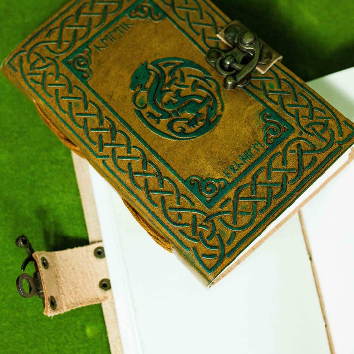 Journal en cuir celtique pour la vente par CoraCreaCrafts