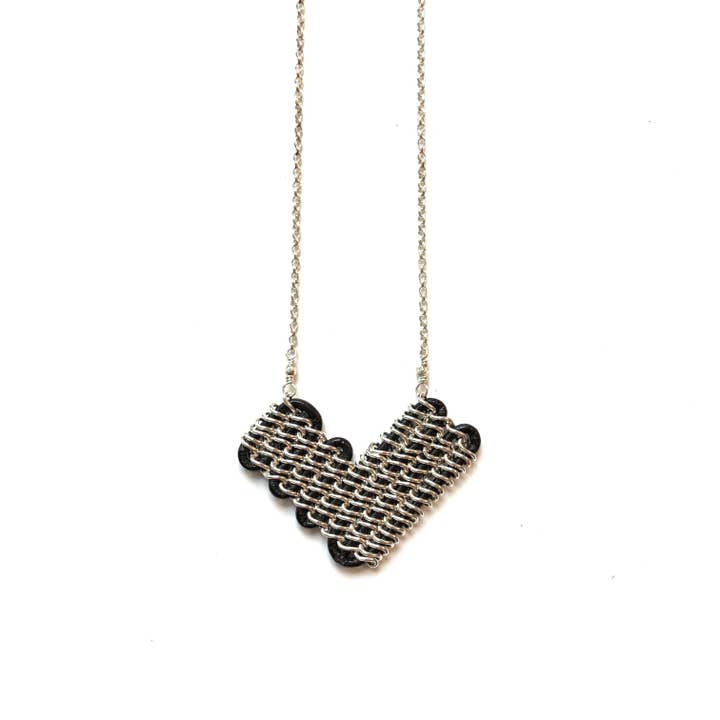 Collier pendentif en forme de cœur en argent sterling et cuir noir Annaway pour la vente par Solid Design Studios