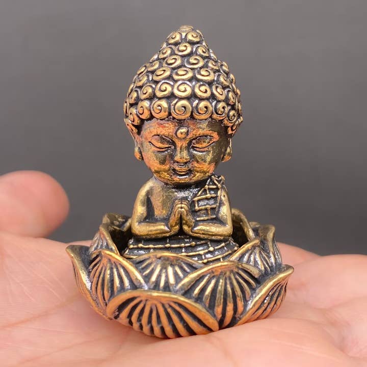 Ornamenti da scrivania con Buddha in ottone seduto su fiore di loto per la vendita all'ingrosso da parte di Mio Queena
