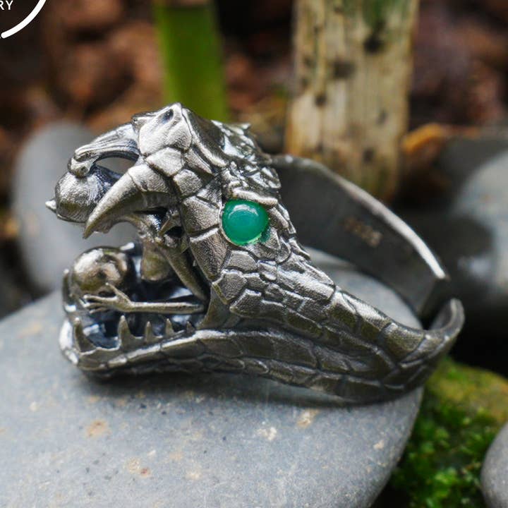 Bague serpent réglable argentée, bijou gothique tribal totem avec jade vert — bague symbolique, cadeau unique pour hommes et femmes pour la vente par idjewelry