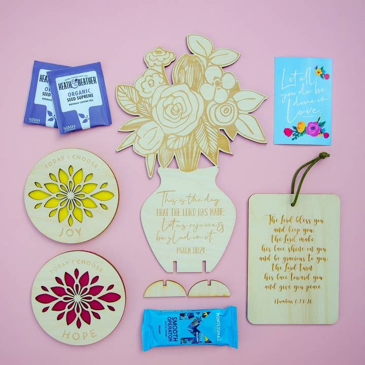 Send dem en gaveæske med blomster for engroshandel hos Birch and tides