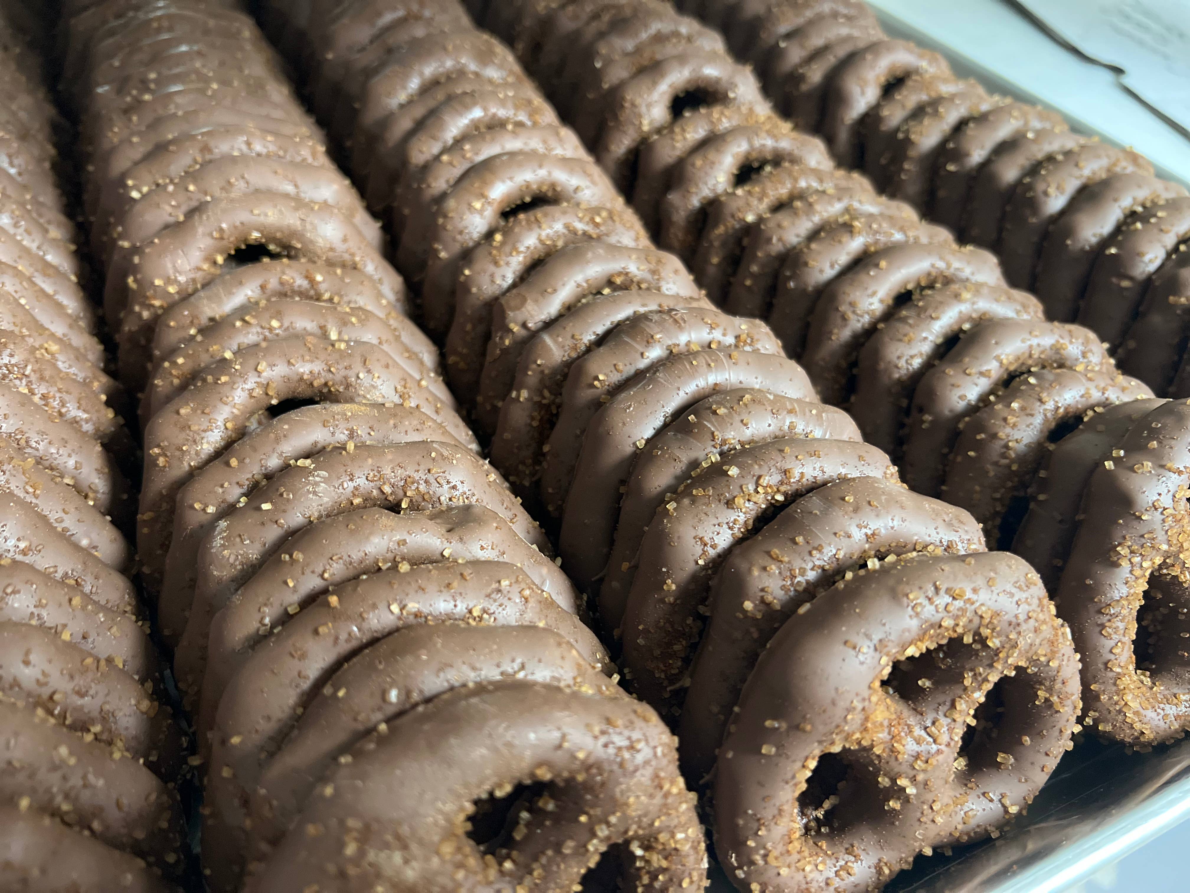 O'Shea's Candies Sweet Shop - Wholesale Pretzels - 2PK NEW Cinnamon Sugar Milk Choc. Pennsylvania Pretzels 🥨6