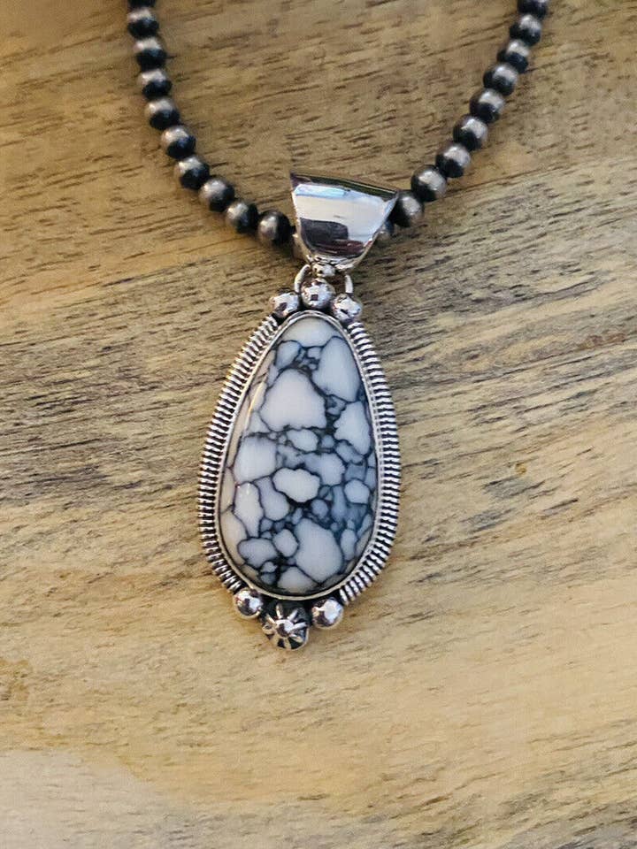 Colgante de plata de ley navajo y gibbsita blanca para venta al por mayor de Nizhonitradersllc