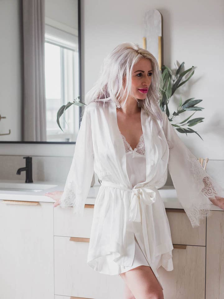 Abito in 100% seta di gelso e pizzo per la vendita all'ingrosso da parte di Brindy Luxury Silk