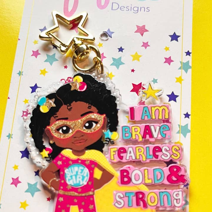 Fefus Designs – wholesale Nyckelring - Barn – Svart tjej superhjälte nyckelring – Stärkande återvunnen akryl väska charm för barn | Afro tjej nyckelring av Fefus Designs1