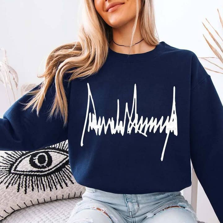 sweatshirt signature de Donald Trump. pour la vente par The Jasper Boutique