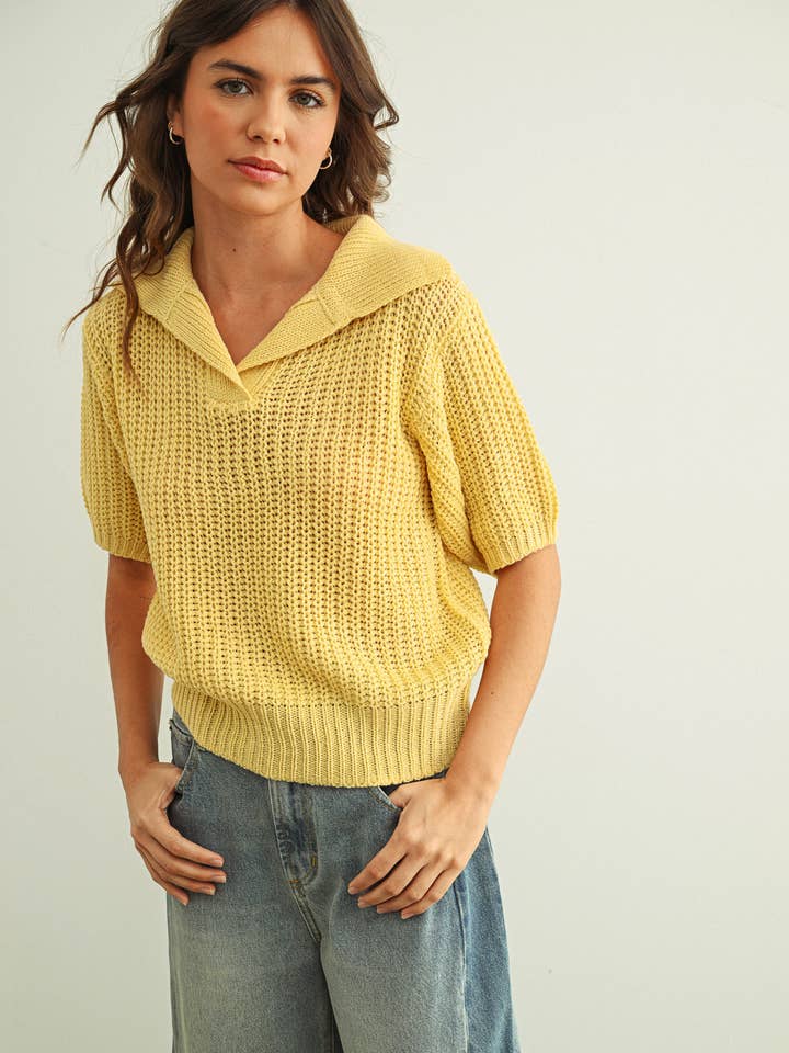 T1909 GEBREIDE TOP MET KORTE MOUWEN EN KRAAG voor wholesale door MIOU MUSE