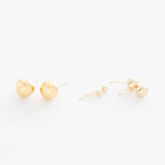 E7217-gouden oorbellen met balpen voor wholesale door Heidi Hull Designs