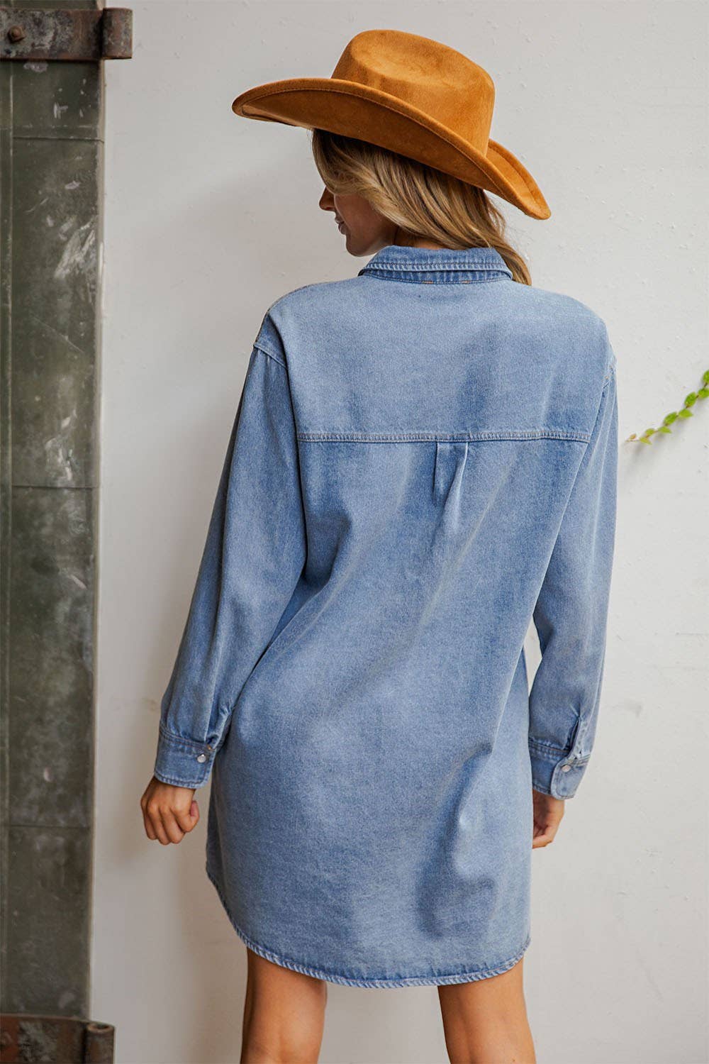 MEZCLILLA PL9122 - VESTIDO MINI DE DENIM LAVADO MINERAL CON CANESÚ BORDADO de venta al por mayor en Faire5