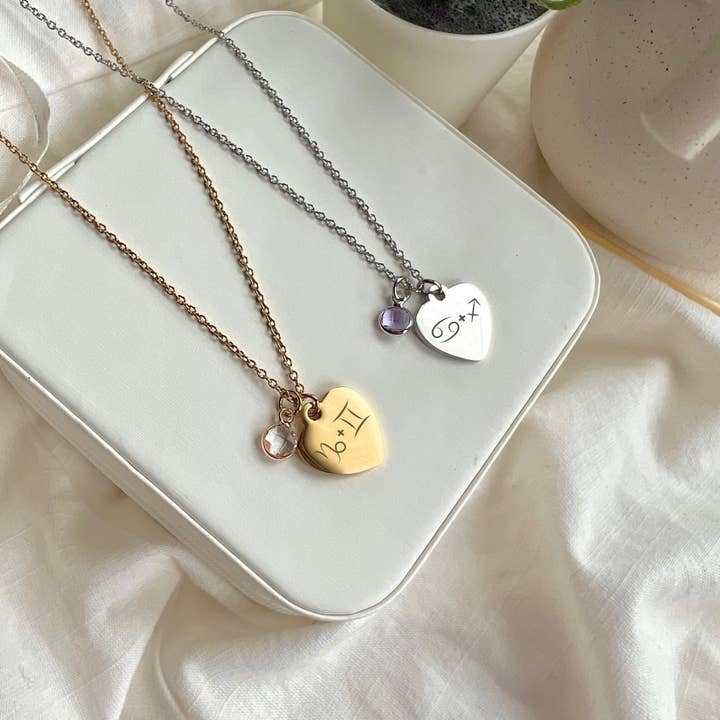 Collar de oro de 18 quilates con signo del zodiaco, piedra de nacimiento y colgante de corazón. para venta al por mayor de Rossie Jewellery