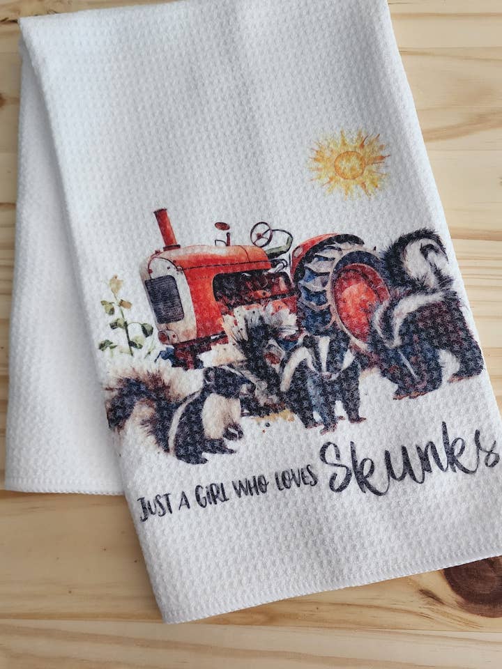 BARE EN PIGE, DER ELSKER SKUNKS VISKESTYKKE for engroshandel hos Doodles and Lace