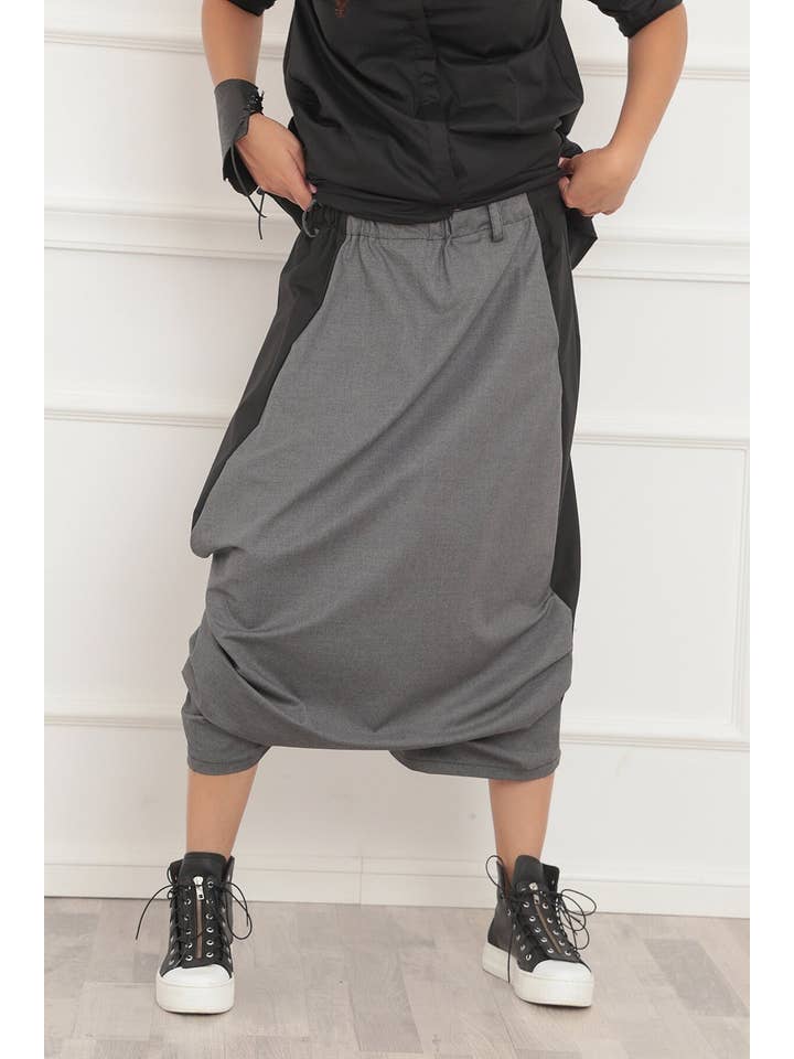 ADEPTT – wholesale Byxor - Dam – Cropped Drop Crotch Byxor i en dramatisk silhuett: |aidy