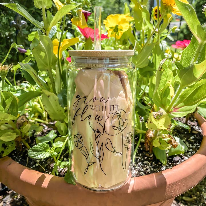 Groeien met de Flow Glass Cup met bamboe deksel en rietje 16oz voor wholesale door Modern Lifestyle Gifts