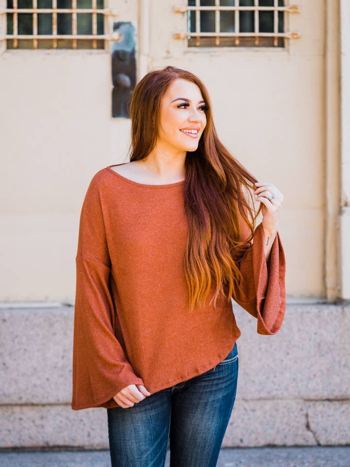 Top à manches évasées en brique - S-XL Singles pour la vente par Misty BD