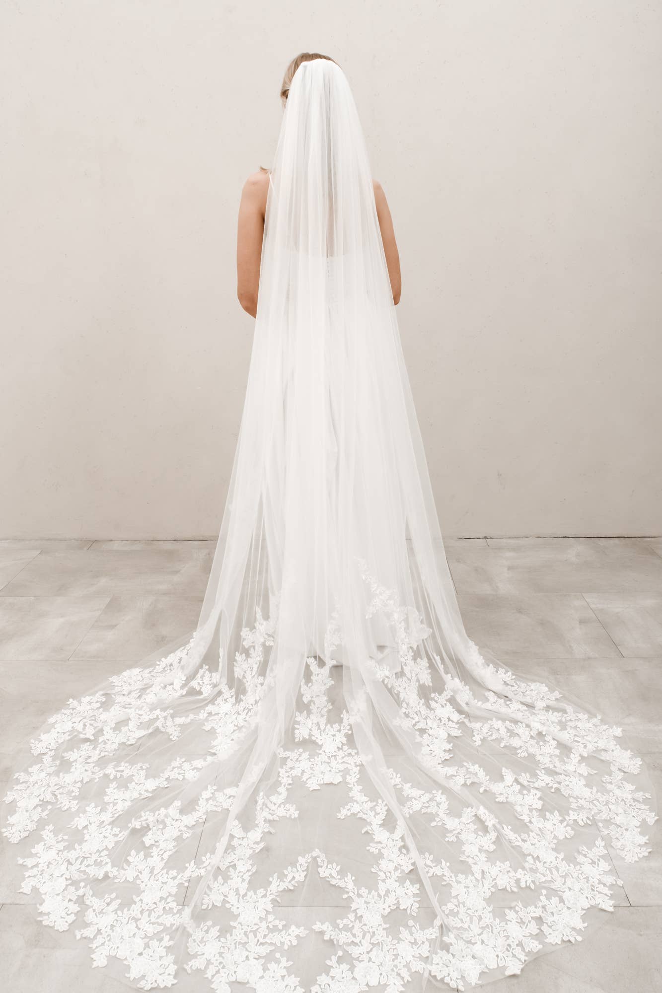 Heirloom Bridal Company - Wholesale Veil - Women's - Dramatic Floral Veil V0042