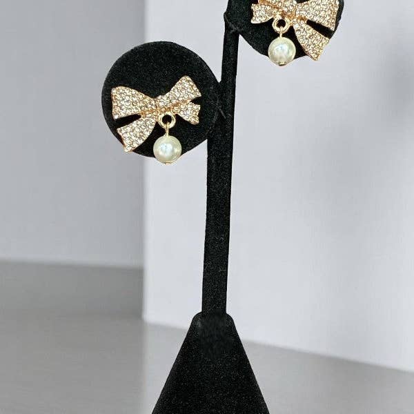 Andrea Bijoux - Vente Boucles d'oreilles pendantes - BOUCLE D'OREILLE PENDANTE AVEC NŒUD EN STRASS ET PERLE1