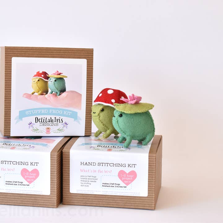 DelilahIris Designs – Großhandel Bastel-Nähset – Bastelset Frosch aus Filz zum Nähen, Bastelset, als Geschenk mit Pilzen