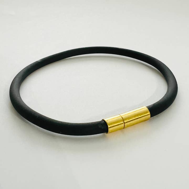 Pulseira Tami de Cordão de Borracha Impermeável Soft Touch com Agulha de Dourado/Fecho de Pino - Preto por atacado de Unklaspe