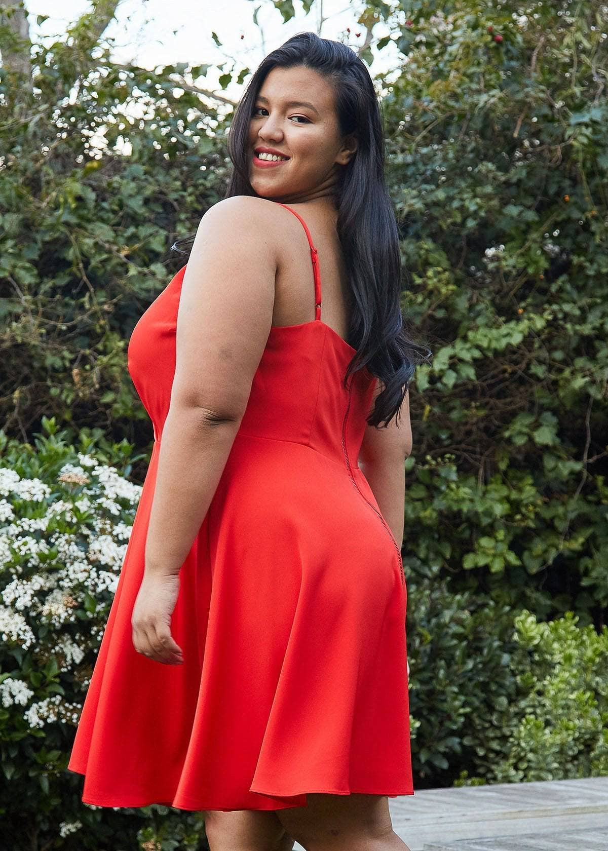Amapola Roja Vestido de cóctel con cuello en V de talla grande de Nurode en rojo amapola de venta al por mayor en Faire6