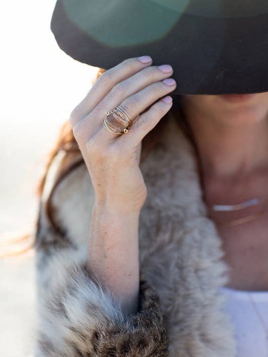 O anel Torrey em quartzo esfumaçado por atacado de A Blonde and Her Bag