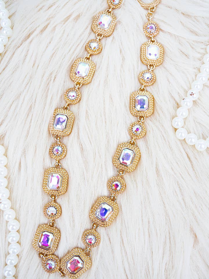 Collier à fermoir en T en cristal iridescent doré de luxe West Shore pour la vente par Wholesale Accessory Market