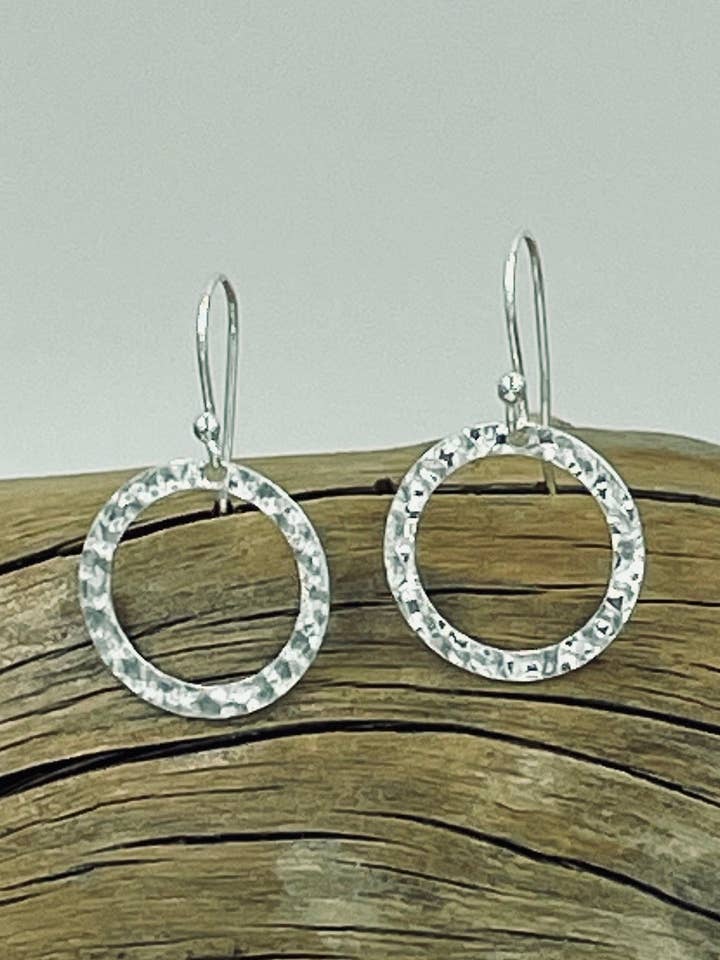 Gli orecchini Liza per la vendita all'ingrosso da parte di Delicate Hardwear