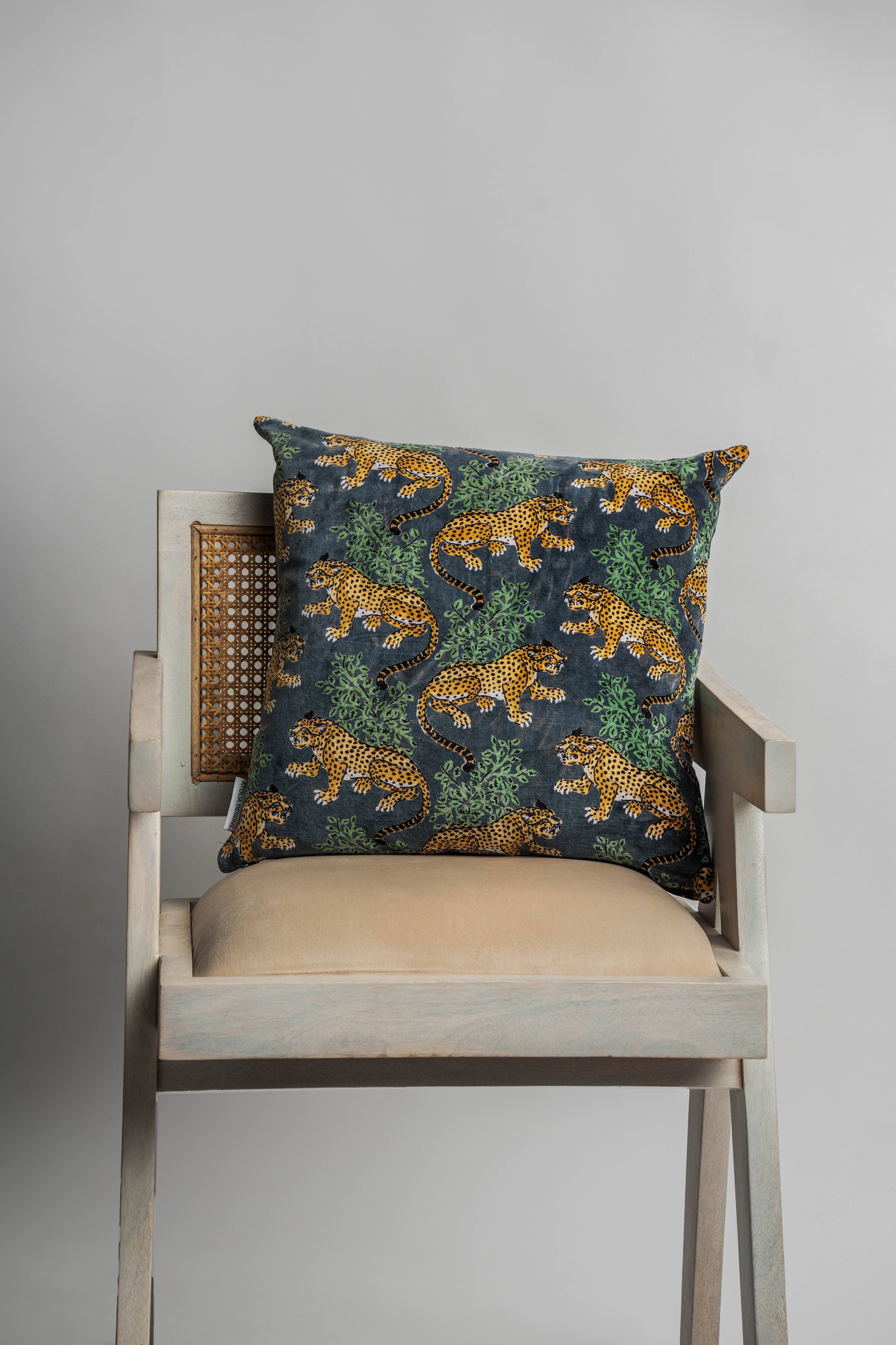 Atolia Designs – wholesale Throw/decorative pillow – Golden Leopard Velvet with filler 1