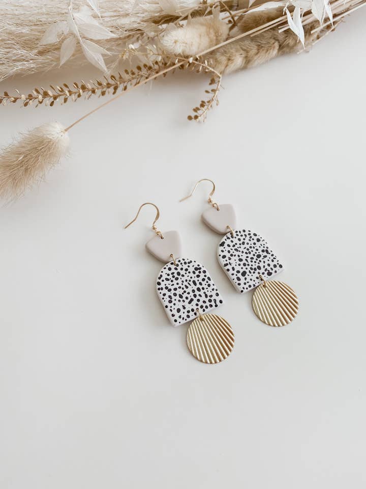 Pendientes colgantes en forma de arco de arcilla polimérica The Margot's para venta al por mayor de Florence and Fig