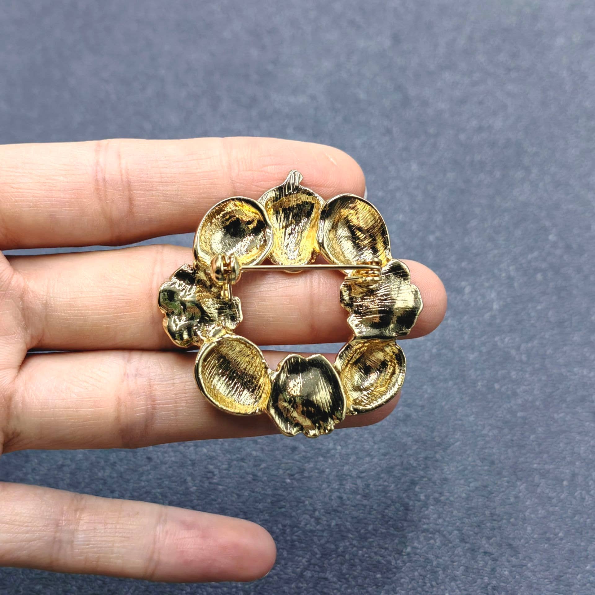 Mio Queena - Vente Broches - Broche vintage en émail à la fraise et à la fleur2