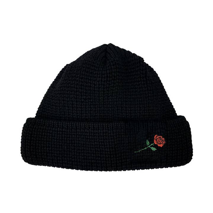 BONNET COURT EN LAINE AVEC BRODERIE DE ROSE - NOIR pour la vente par Vertere Berlin