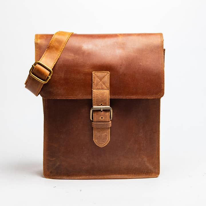 Hides - Venta al por mayor Maletín - Hombre - Bolso de cuero marrón silla minimalista tipo bandolera Montreal2