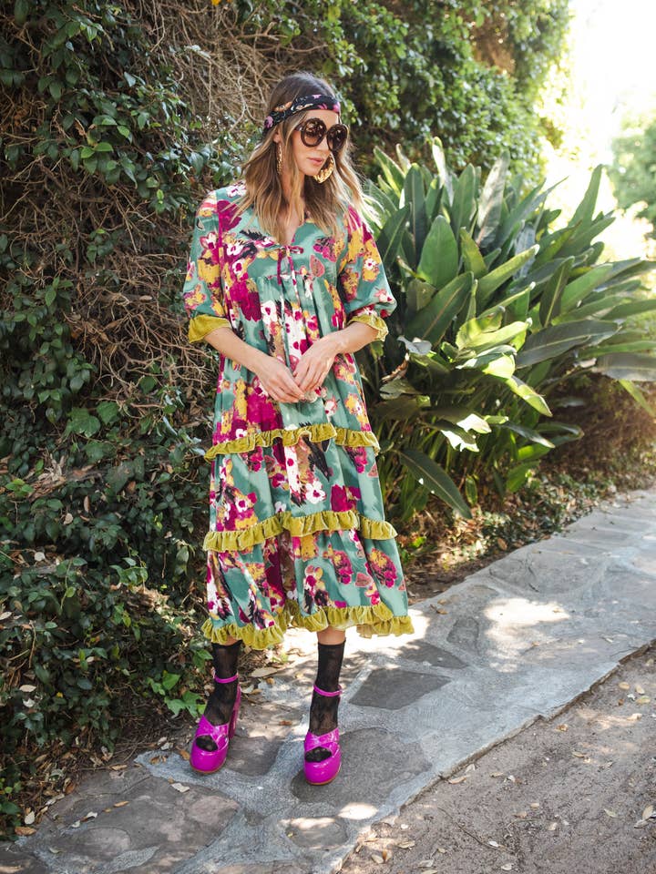 Vestido largo con volantes de terciopelo fae fucsia para venta al por mayor de Jennafer Grace