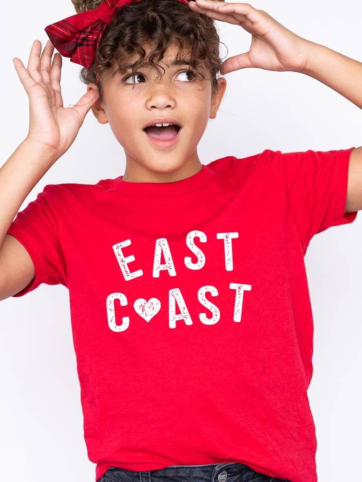 T-shirt graphique East Coast Heart Kids pour la vente par Pink Irene Wholesale
