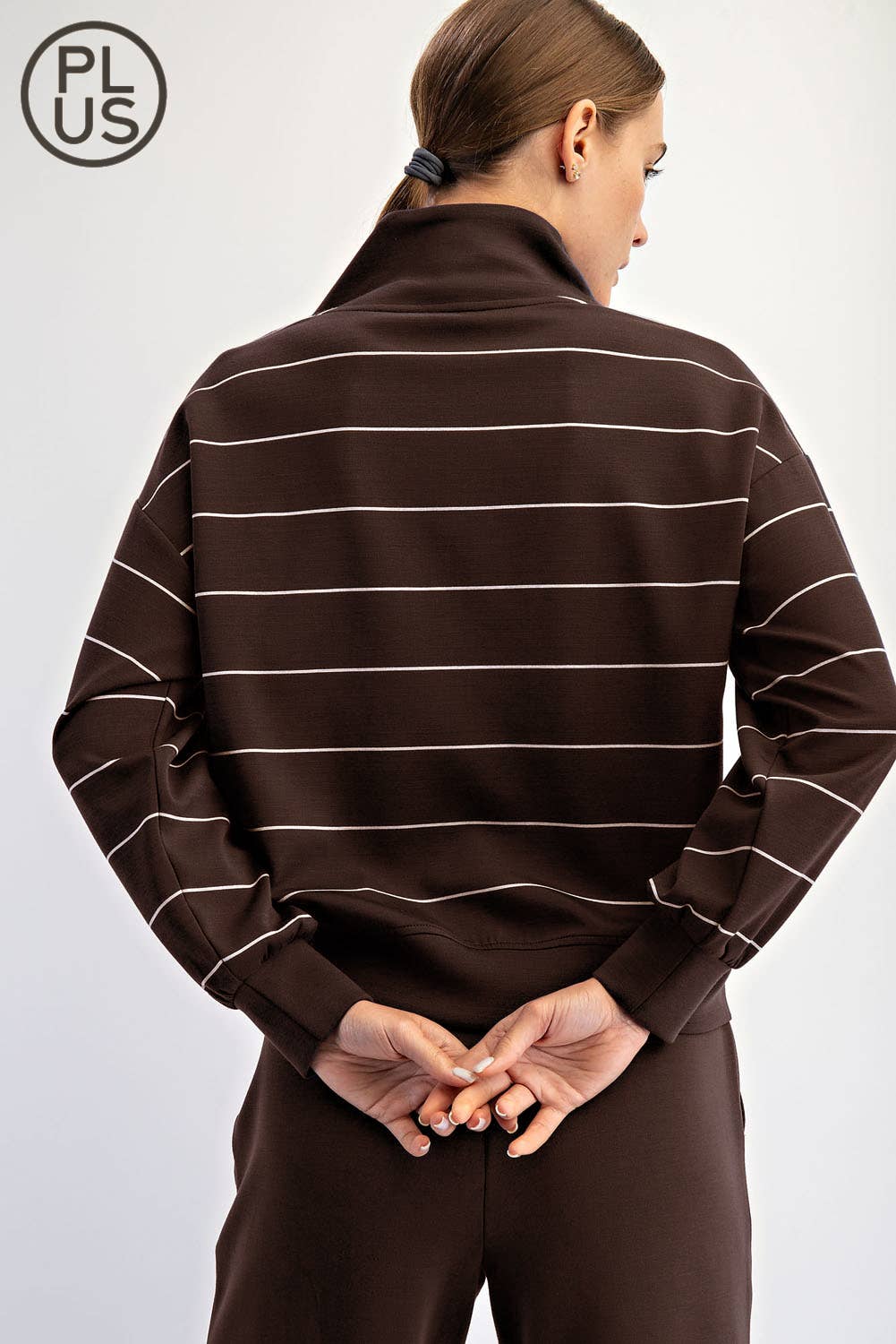 Rae Mode - Vendita all'ingrosso Felpa - Donna - GIACCA SCUBA A RIGHE IN MODAL TAGLIA FORTE CON SCOLLO A V19