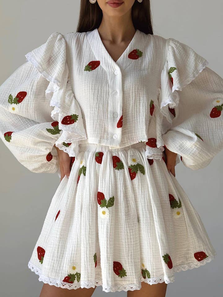 Ensemble haut et jupe à imprimé fraises à volants pour la vente par AZSHOP Trading LLC